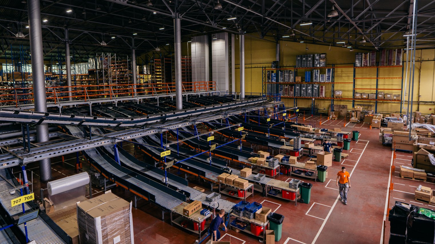 Warehouse conveyor and sorting system